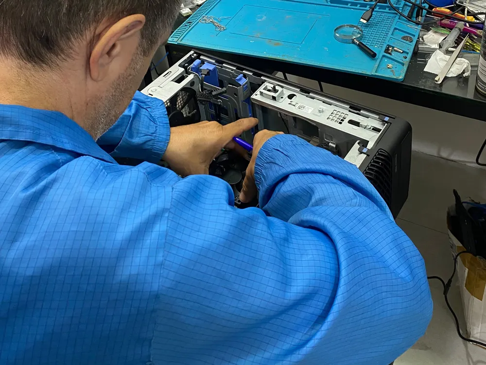 Profissional da equipe trabalhando em um computador aberto
